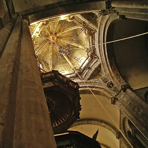 Cúpula de la Catedral de Santiago de Compostela durante una visita guiada completa en español
