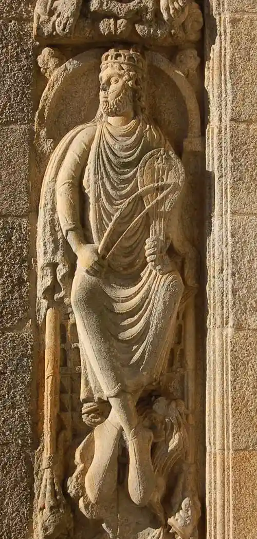 Detalle de un músico en la jamba de la Puerta de Platerías en la visita guiada a Santiago de Compostela