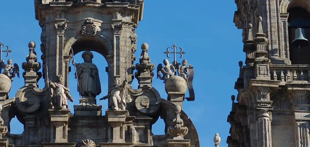 Vista de la imagen del Apóstol Santiago en la fachada del Obradoiro durante el Tour Privado