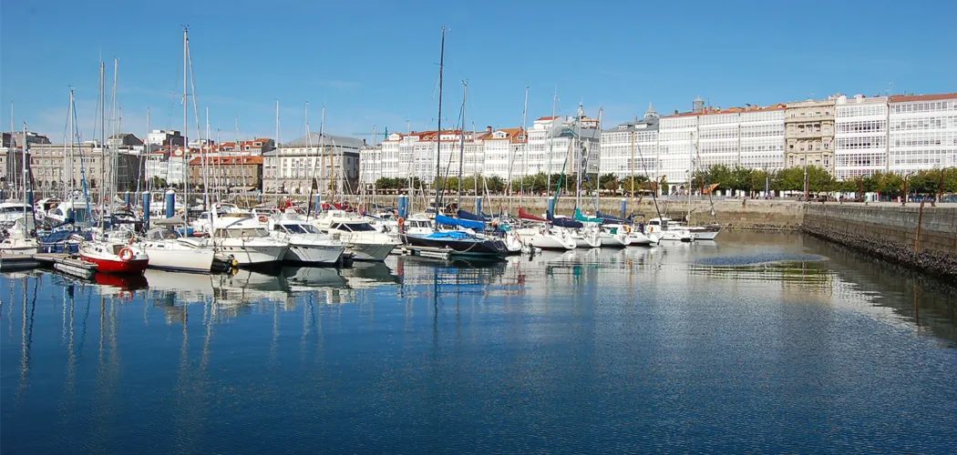 Vista de barcos amarrados en la Marina de A Coruña en tour privado – frente marítimo moderno y galerías acristaladas