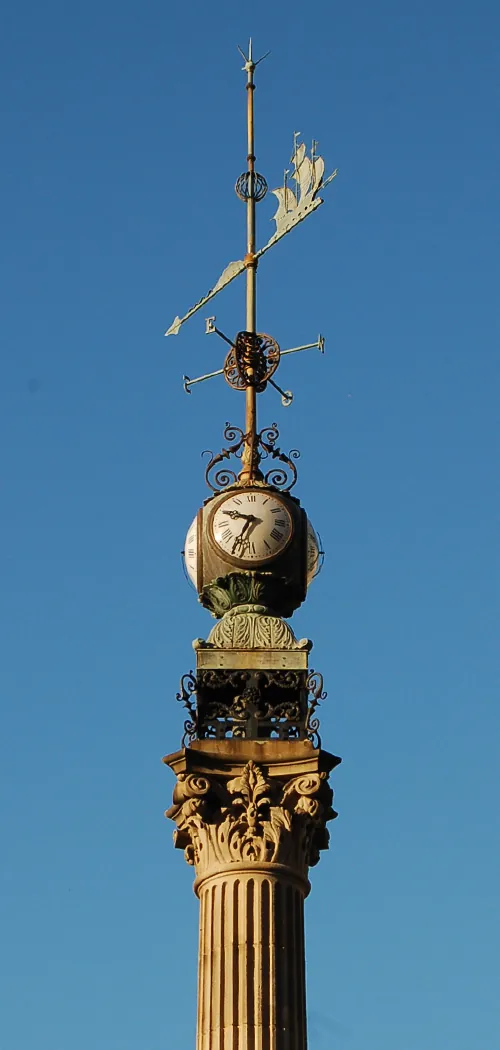 Obelisco modernista de A Coruña, uno de los lugares del recorrido del tour de Picasso