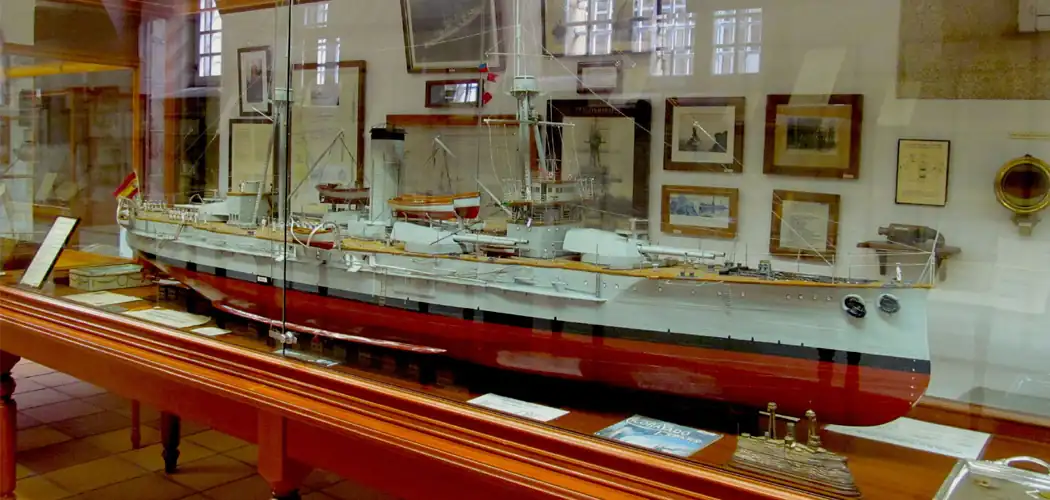 Maquete de couraçado – visita guiada em português