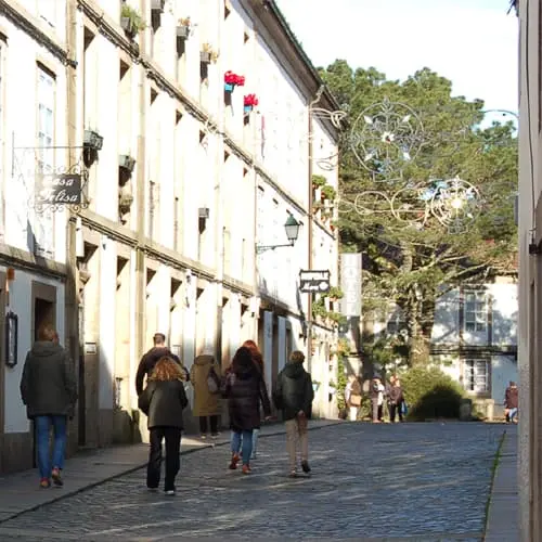 Rua pedonal no Tour Privado ao Centro Histórico de Santiago de Compostela em poratugues