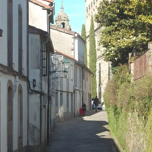 Rua pedonal na visita guiada a Santiago de Compostela em portugues
