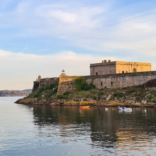 Castelo de San Antón e Porta de Carlos V – entrada histórica junto ao mar de A Coruña