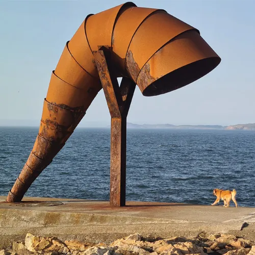 Escultura em forma de concha marinha no Jardim Escultórico da Torre de Hércules – museu ao ar livre