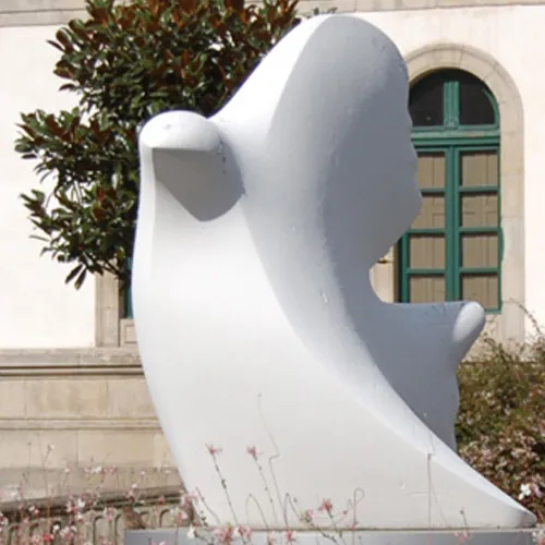 Estátua da Colomba de Picasso na Praza de Pontevedra, ponto de encontro do tour